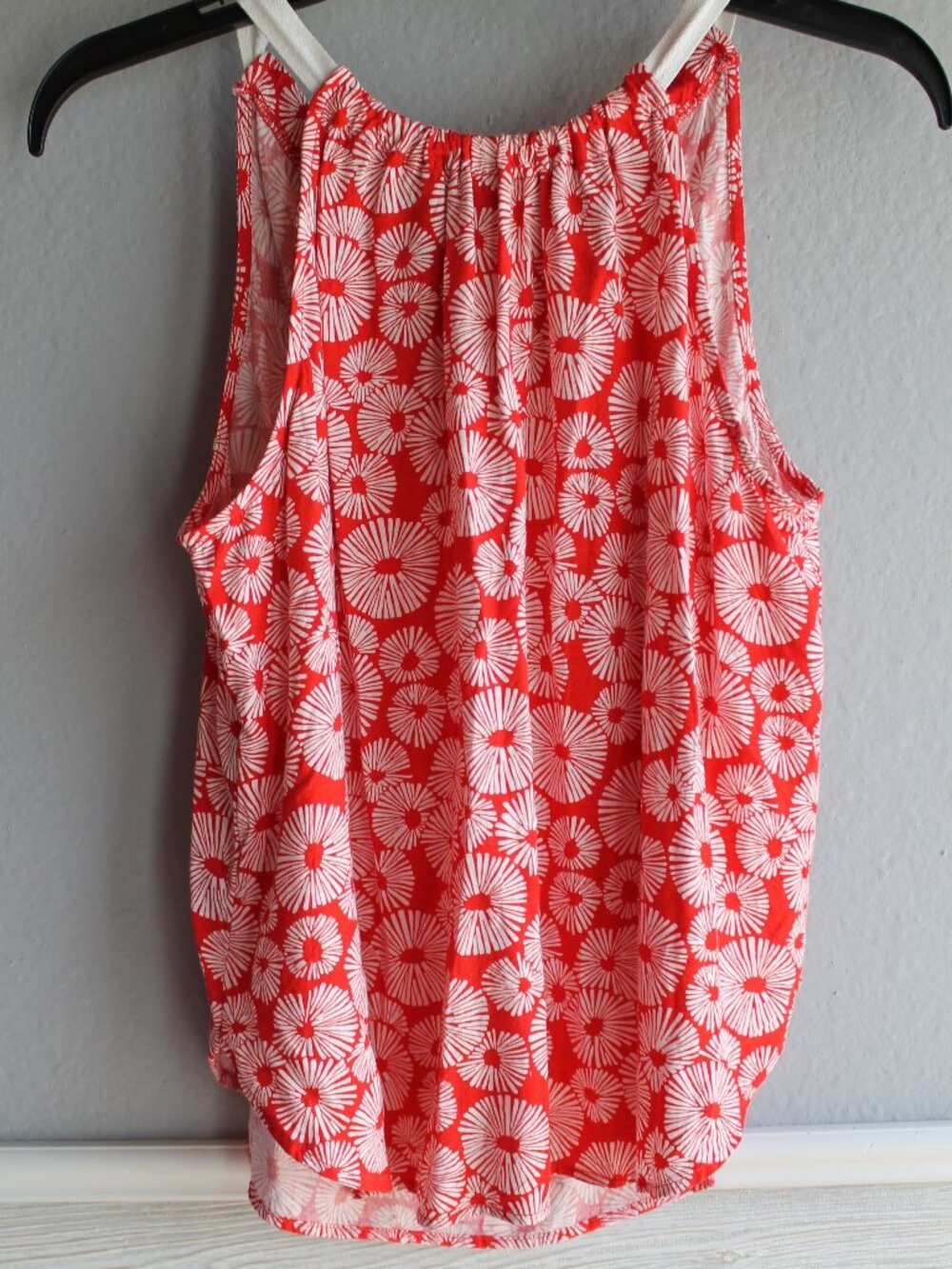 LOFT Red White Floral Medallion Halter Tank Top XS Rayon Keyhole Tie Neck